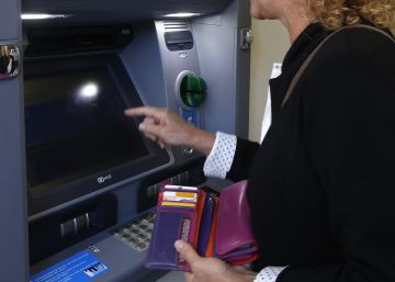La guerra de los cajeros: ¿Qué banco cobra más por sacar dinero si no eres cliente? ¿Y menos?