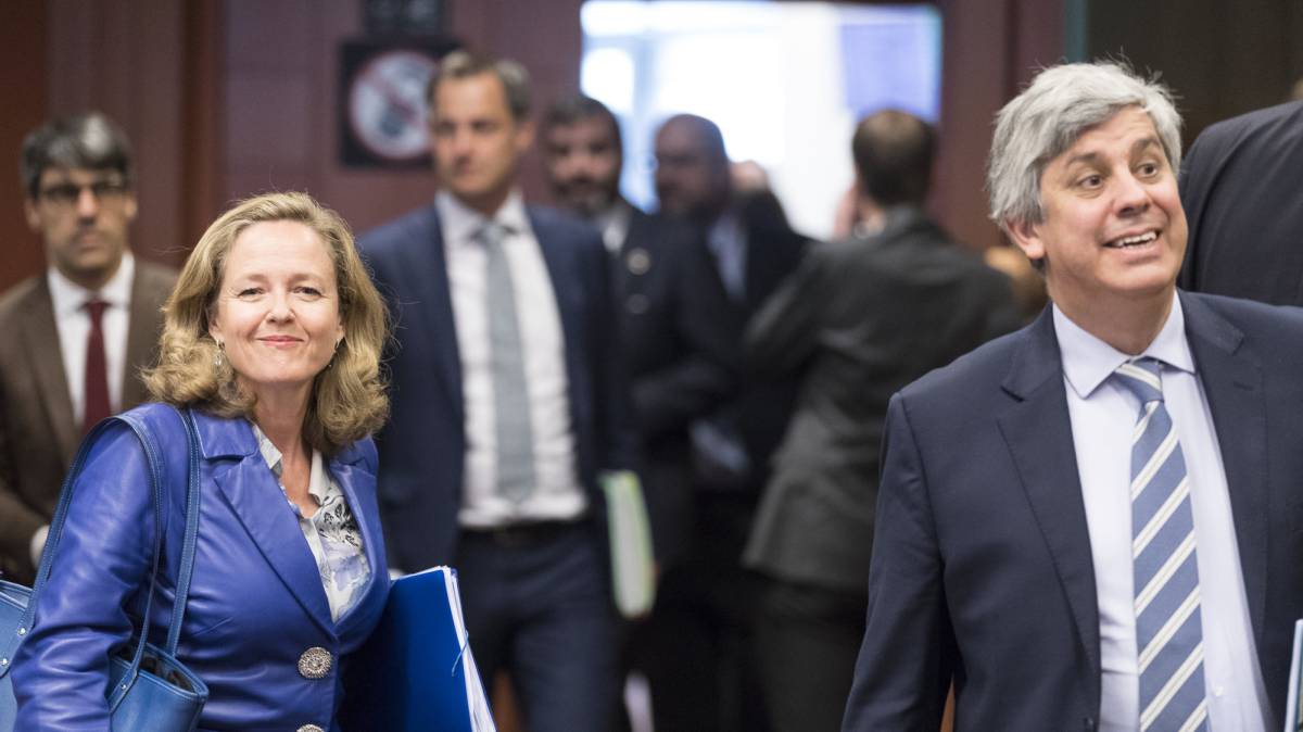 La ministra de Economía, Nadia Calviño, junto al presidente del Eurogrupo, Mario Centeno, durante el Eurogrupo de este jueves.