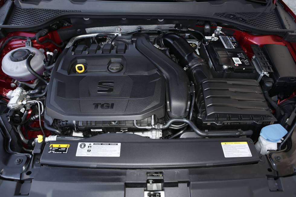 Detalle del motor del Seat León TGI.