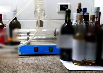 Detenidos un matrimonio y su hijo por la exportación masiva de botellas falsas de vino de El Bierzo a Asia y Europa