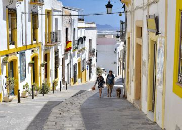 Níjar, la ciudad con menos renta de España: tomates bajo el plástico y trenes que se desvían