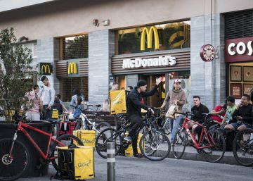 ‘Riders’ i autònoms: jugar-se la pell per repartir amb bicicleta per 4,5 euros la comanda