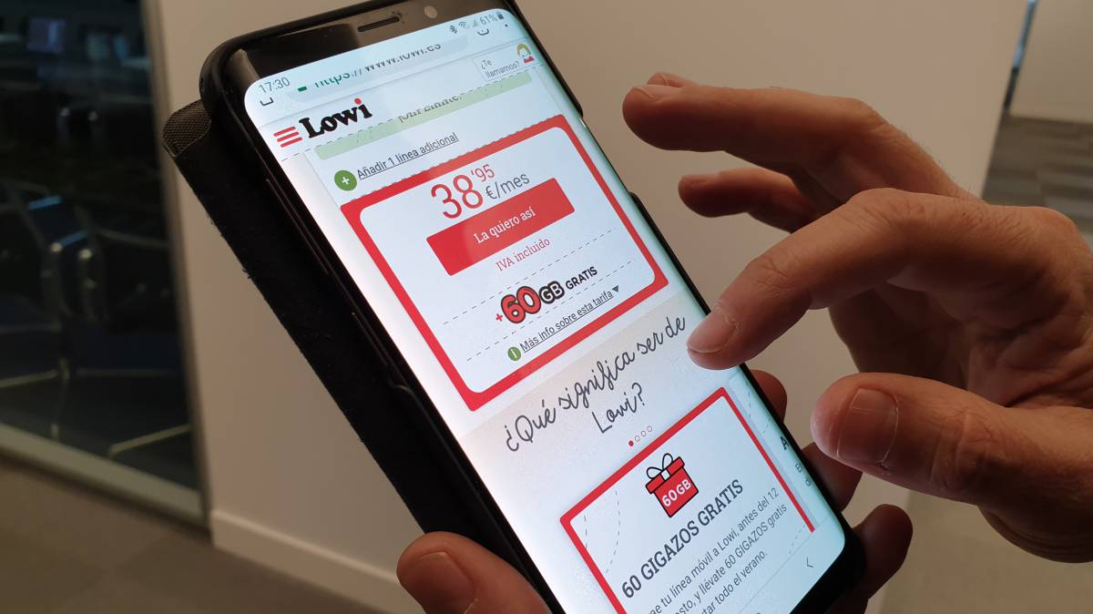 Un usuario consulta los precios de Lowi.
