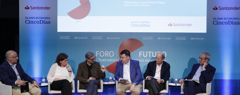 José Antonio Vega (Cinco Días), Mercedes Ayuso (Universidad de Barcelona), José Antonio Herce (Afi), Santiago Carbó (CUNE y Funcas), Fernando Fernández (IE Business School) y Francisco Pérez (IVIE).rn pablo monge