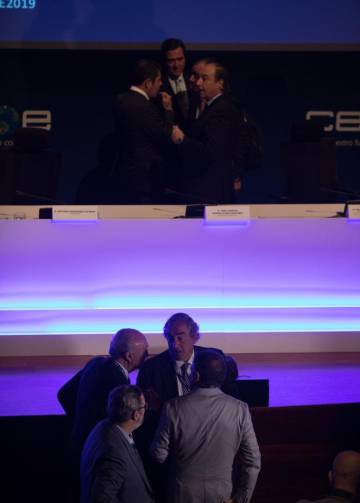 Antonio Garamendi. en el estrado ocn parte de la cípula de CEOE, Y juan Rosell,su predecesor, abajo con varios asistentes.