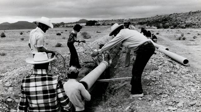 Construcción de un sistema de irrigación en México, 1979.