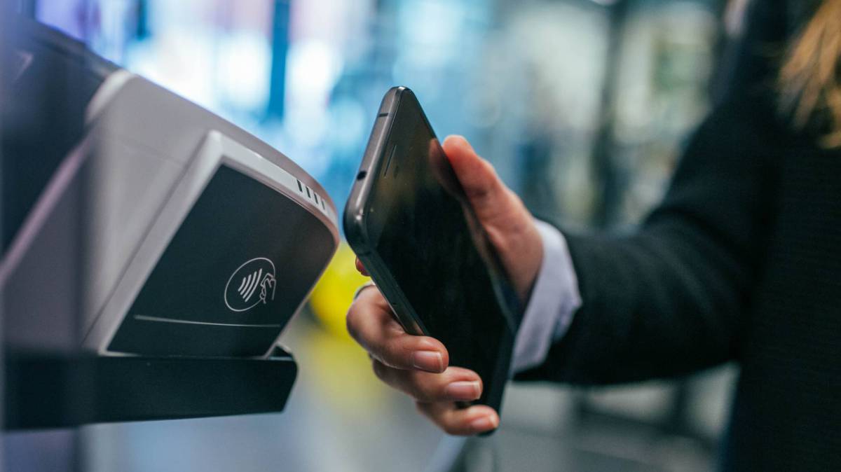 Una usuaria paga una compra con su móvil.