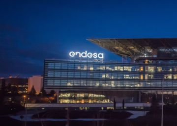 Endesa propone a los ayuntamientos pagar a medias la deuda de familias vulnerables