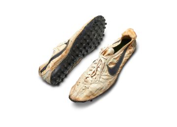 Un empresario canadiense paga 437.000 dólares por unas viejas zapatillas Nike, récord histórico