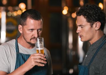 Estos son los héroes que trabajan en agosto para que te bebas una cerveza fría en la playa