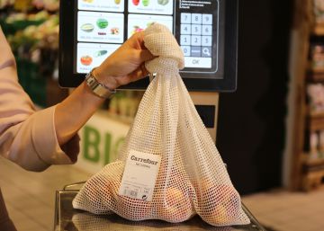 Carrefour vende una malla reutilizable como alternativa al plástico en frutería