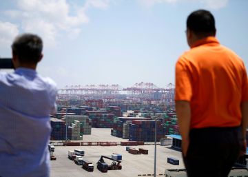 China relaja la tensión en torno a su divisa y logra mejores datos de exportaciones