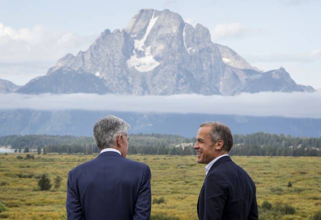 A la izquierda, el presidente de la Reserva federal (Fed), Jerome Powell, junto a gobernador del Banco de Inglateraa Mark Carney, este viernes en Jackson Hole (EE UU.).