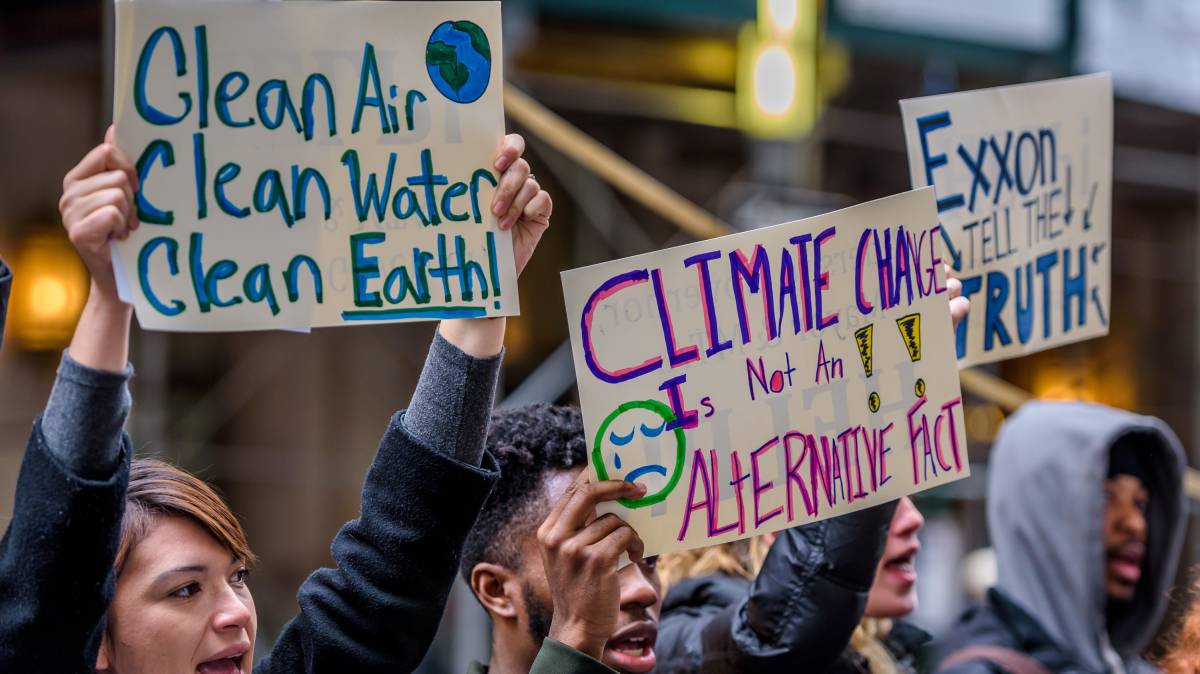 Un grupo de activistas defiende la investigación de la petrolera ExxonMobil, que mintió durante décadas sobre su contribución al cambio climático.