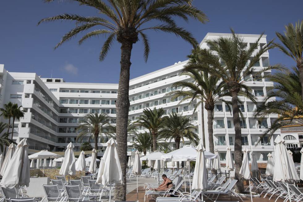 Imagen de la piscina del hotel Sunwing Seafront, en Arguineguín, uno de los establecimientos que gestiona Thomas Cook, prácticamente vacía el viernes a primera hora de la tarde.