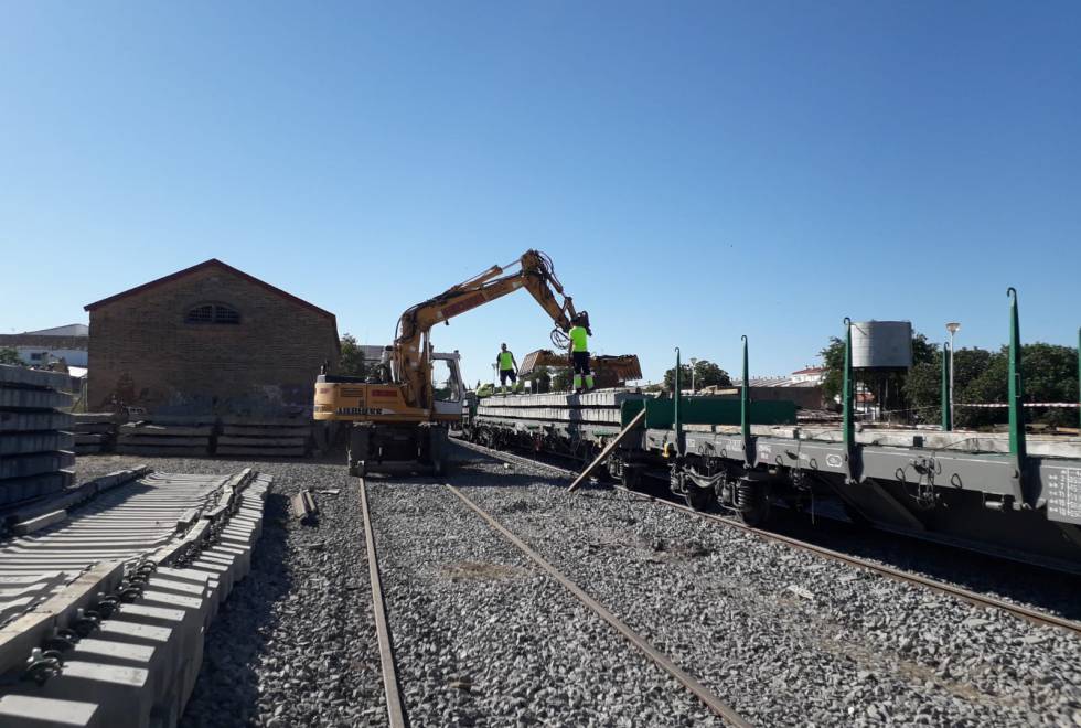 Descarga de traviesas en la estación de Llerena.