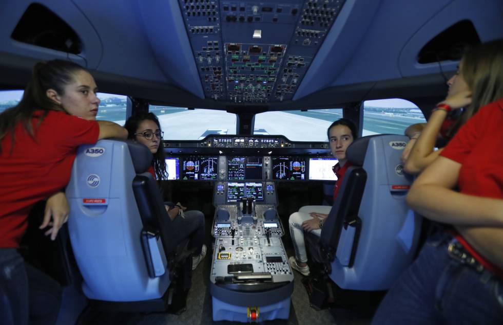 Participantes en el programa Quiero Ser de Iberia en el simulador de vuelos del A350.