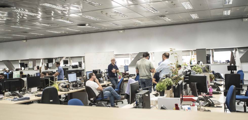 Unos 1.500 profesionales trabajan en turnos rotatorios las 24 horas de los 365 días del año para supervisar en tiempo real desde el CNSO la disponibilidad de las redes.