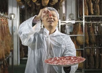 Los jamoneros chinos esperan al jamón español