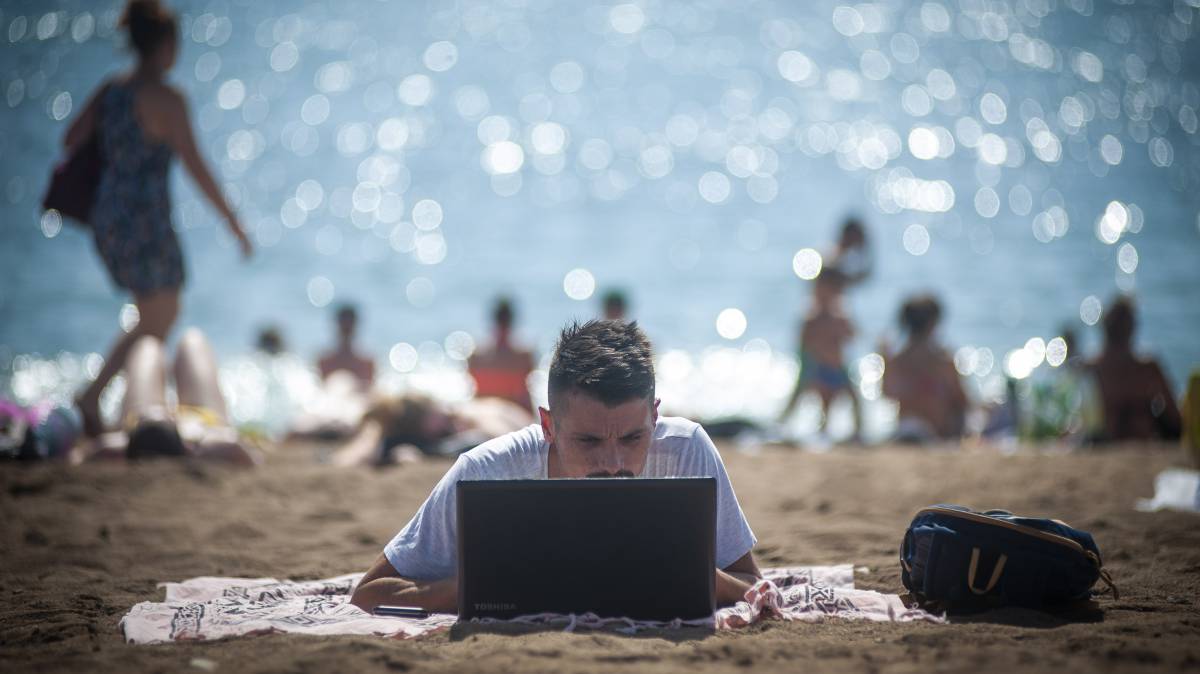 Un hombre en la playa de la Barceloneta, en Barcelona.