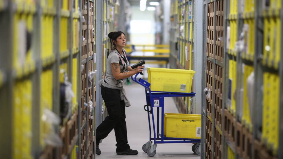 Una empleada de Amazon en el almacén de San Fernando de Henares (Madrid).rn