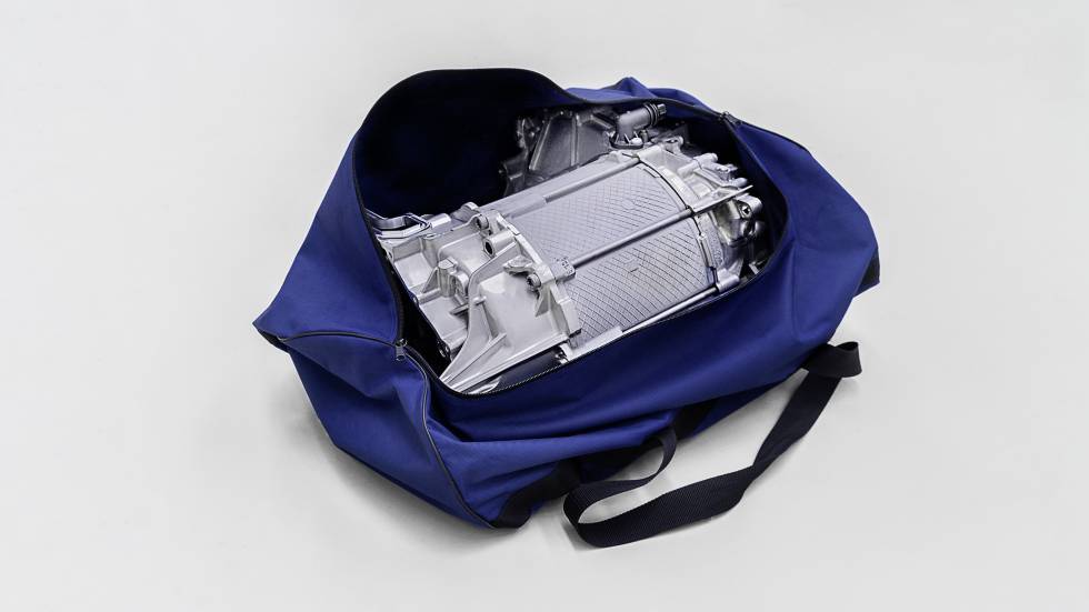 El motor eléctrico del ID.3 rinde 200 CV, pero es tan compacto que cabe en una bolsa de deporte.
