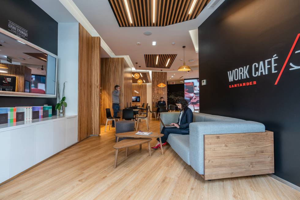 Interior de un Work Café de Banco Santander.