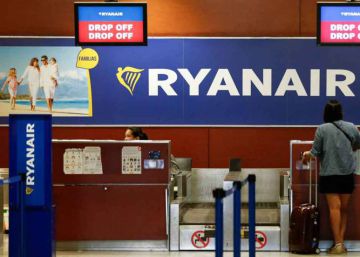 Una juez tumba la política de equipaje de Ryanair que obliga a pagar 20 euros por la maleta de mano