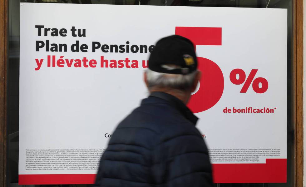 Oferta de planes de pensiones en una oficina bancaria de Madrid.