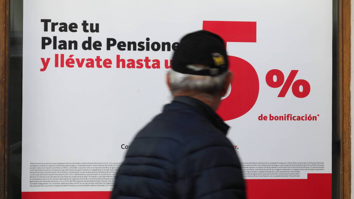 Oferta de planes de pensiones en una oficina bancaria de Madrid.