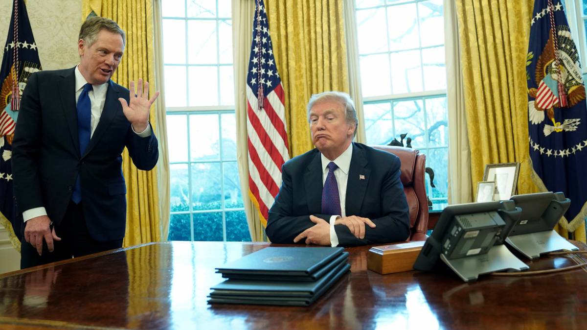 Donald Trump, en el Despacho Oval junto a Robert Lighthizer, Representante de Comercio de EE UU.