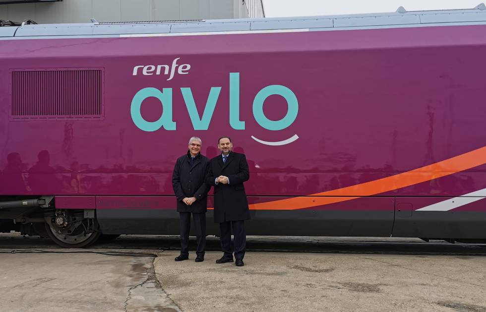 El president de Renfe, Isaías Táboas, amb el ministre de Foment, José Luis Ábalos, en la presentació de l'AVLO de Renfe,