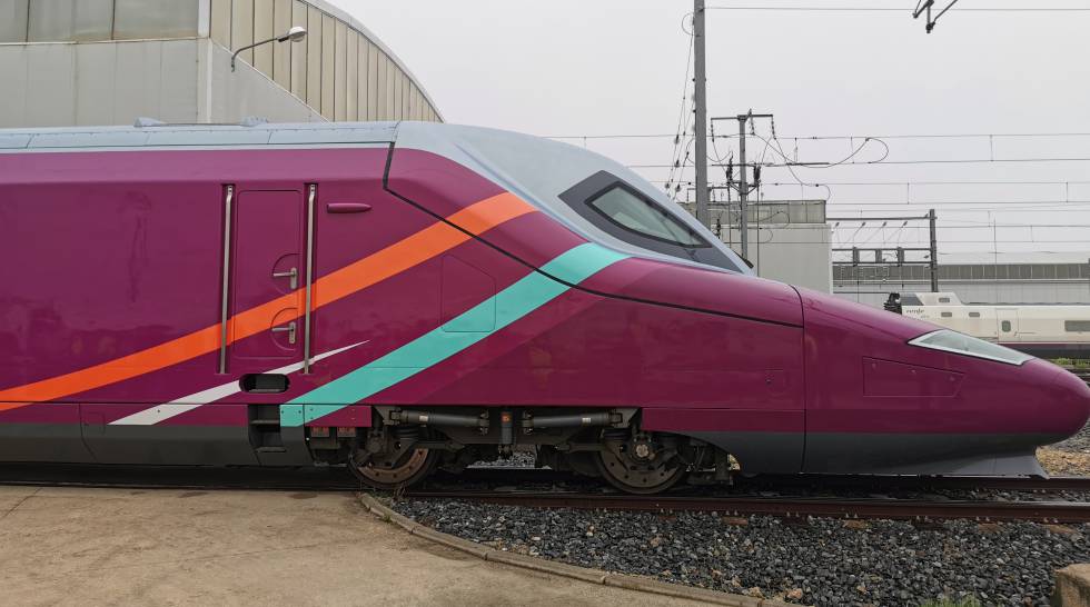 Locomotora de tren AVLO de Renfe.