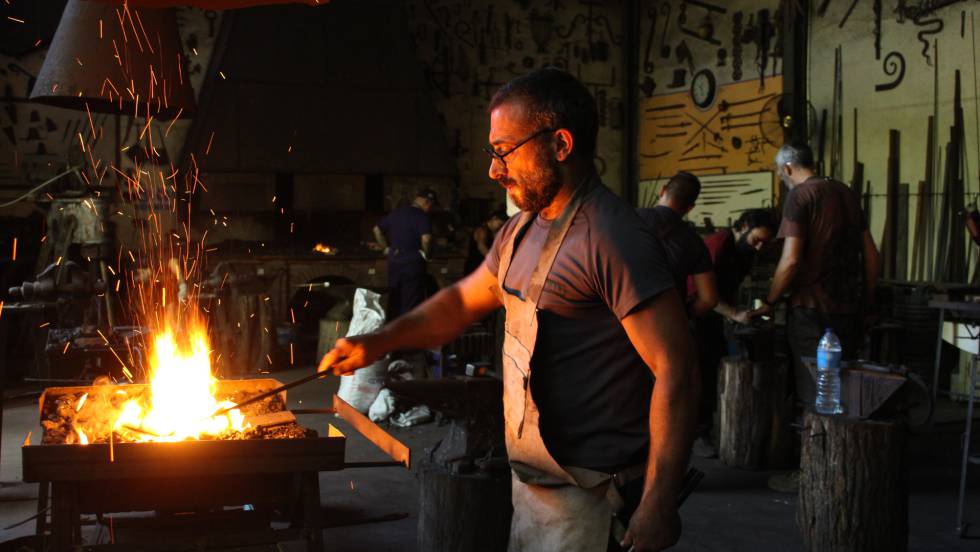 Un alumno de Ramón Recuero en su taller durante una de sus clases de forja.
