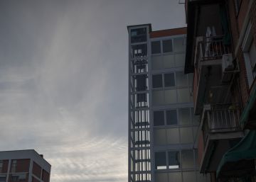 Guerra de generaciones por el ascensor del edificio