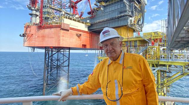 López Obrador, en una plataforma petrolera.