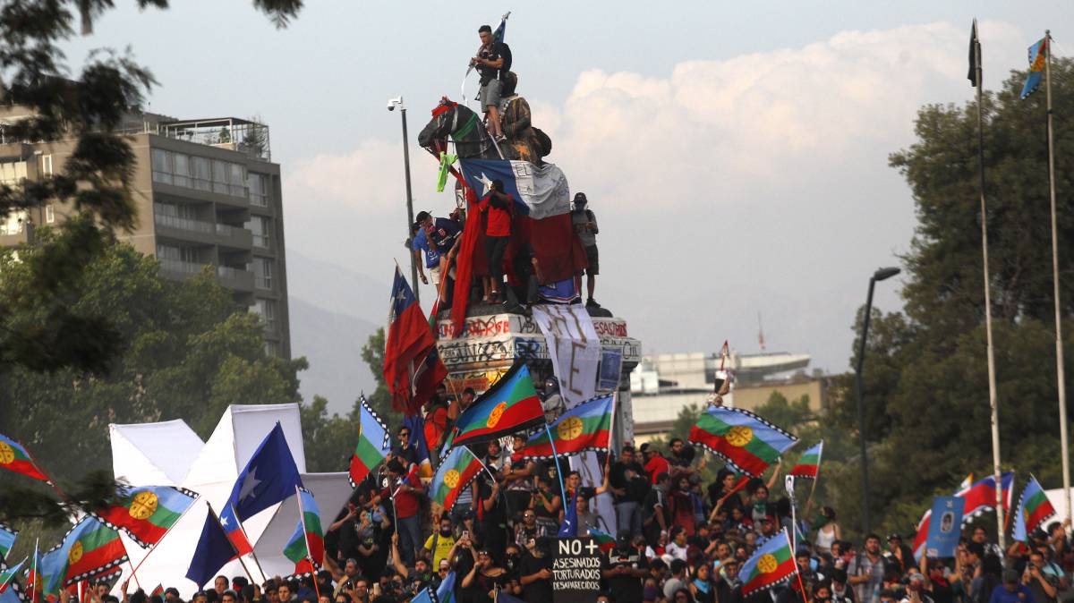 Manifestantes protestan en Chile contra Sebastián Piñera.