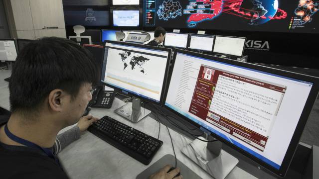 Un técnico monitoriza un ciberataque en Corea del Sur.