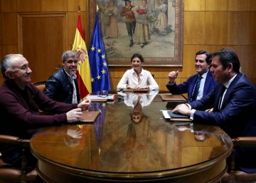 Gobierno, patronal y sindicatos pactan subir el salario mínimo hasta los 950 euros Gobierno, patronal y sindicatos pactan subir el salario mínimo hasta los 950 euros