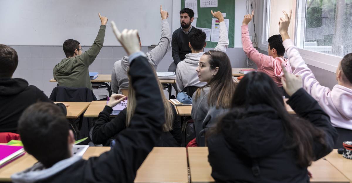 Un profesor debate sobre el veto parental con los alumnos en una clase de cuarto de la ESO.
