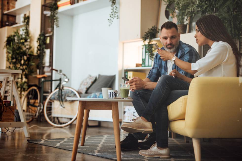 Dos jóvenes, trabajan en un 'coworking' sostenible.