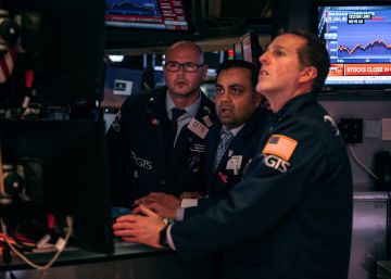 Wall Street cae un 4% y se encamina a cerrar su peor semana desde la crisis financiera Wall Street cae un 4% y se encamina a cerrar su peor semana desde la crisis financiera