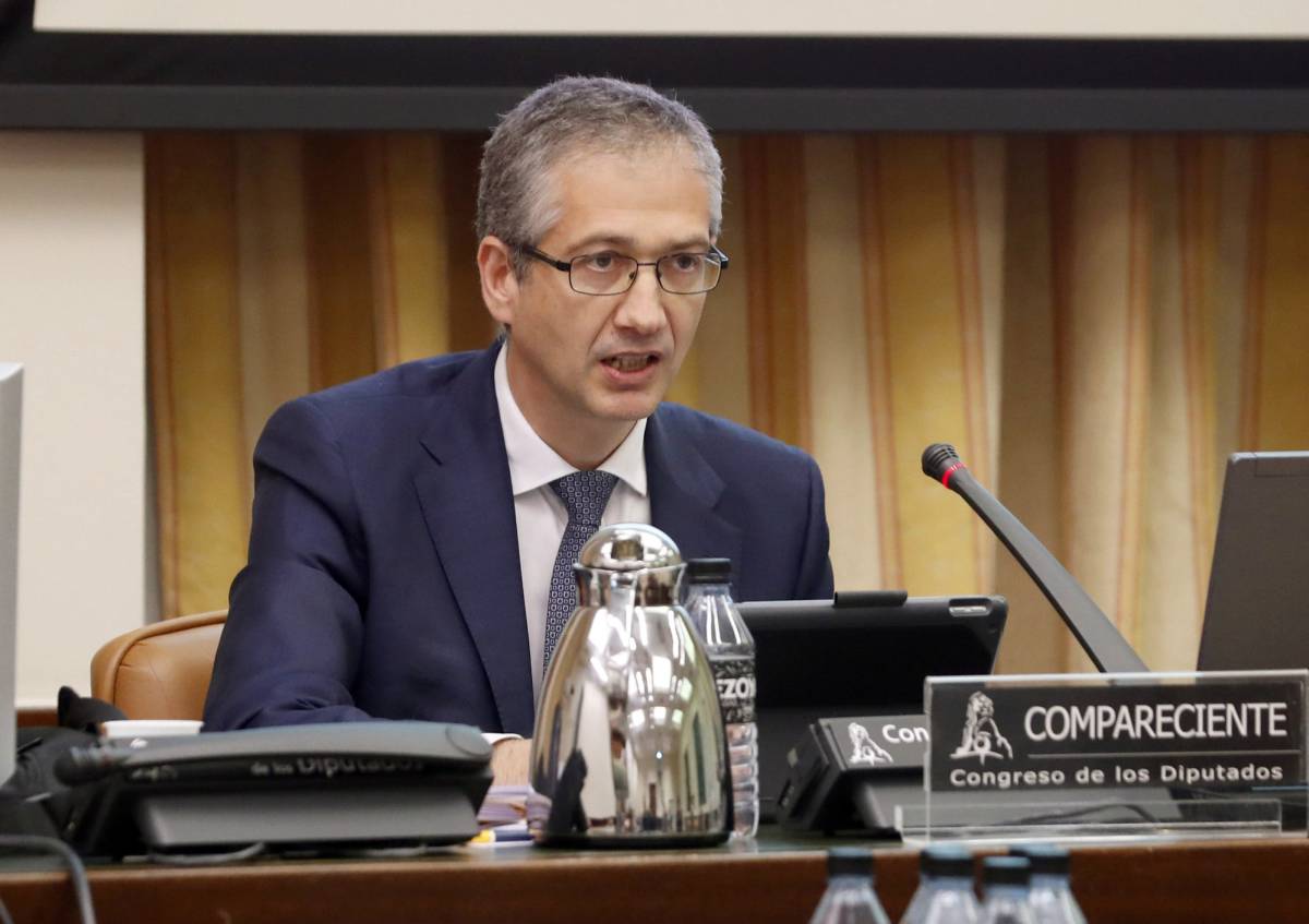 GRAF7321. MADRID, 18052020.- El Gobernador del Banco de España, Pablo Hernández de Cos, comparece ante la Comisión de Asuntos Economicos y Transformación Digital en el Congreso de los Diputados en Madrid, este lunes. Hernández de Cos, ha señalado este lunes que el flujo de nuevos créditos concedidos por los bancos a las empresas, afectadas por la caÃda de ingresos con motivo de la pandemia, repuntó algo más de un 50 % en marzo respecto al mismo periodo del año anterior. EFEJ.J. Guillen