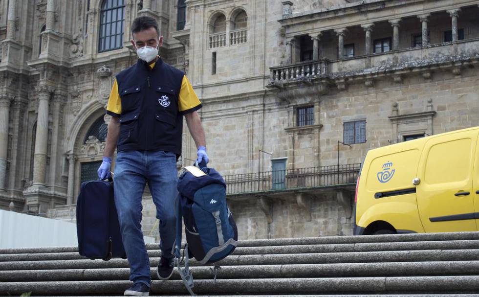 Un trabajador de Correos transporta varias mochilas de peregrinos hasta Santiago de Compostela (A Coruña).