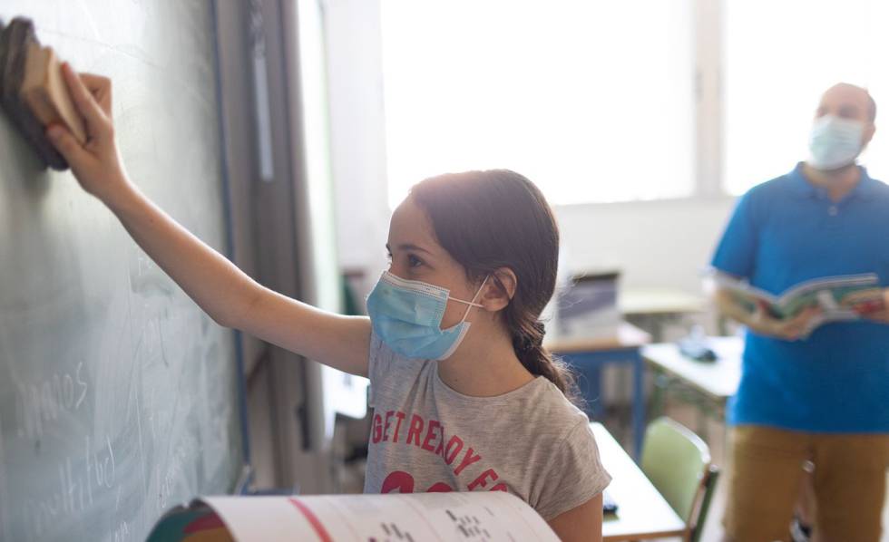 Una alumna en un instituto, en Sevilla.