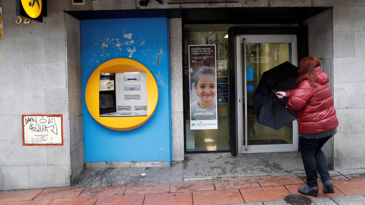 La entrada de una oficina bancaria, en una imagen de archivo.