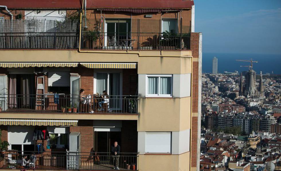 Vida en los balcones de un edificio de Barcelona, el pasado abril.