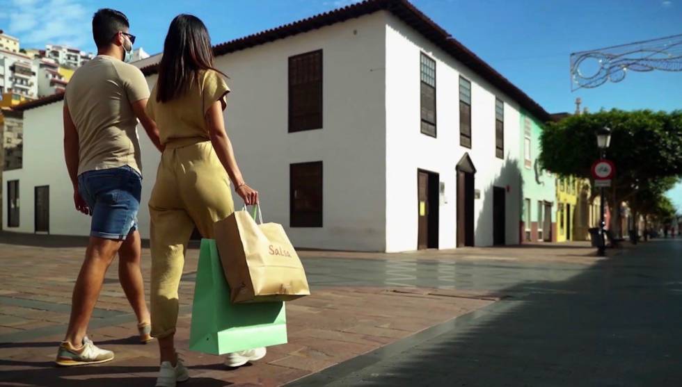 Jóvenes realizando compras en San Sebastián de La Gomera.