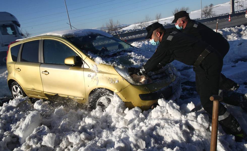 Efectivos de la UME liberan un coche de la nieve, en la M-40, este lunes.