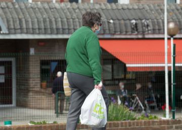 Una mujer mayor camina en Lugo.